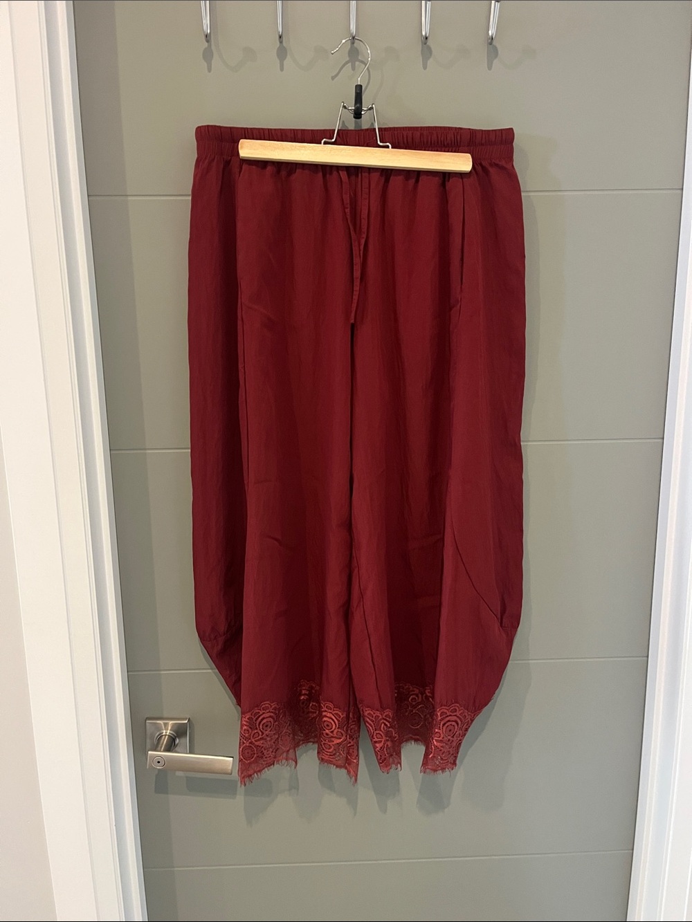 Women’s size extra large cropped lace pant